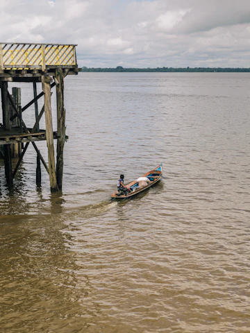 Canoa en el río