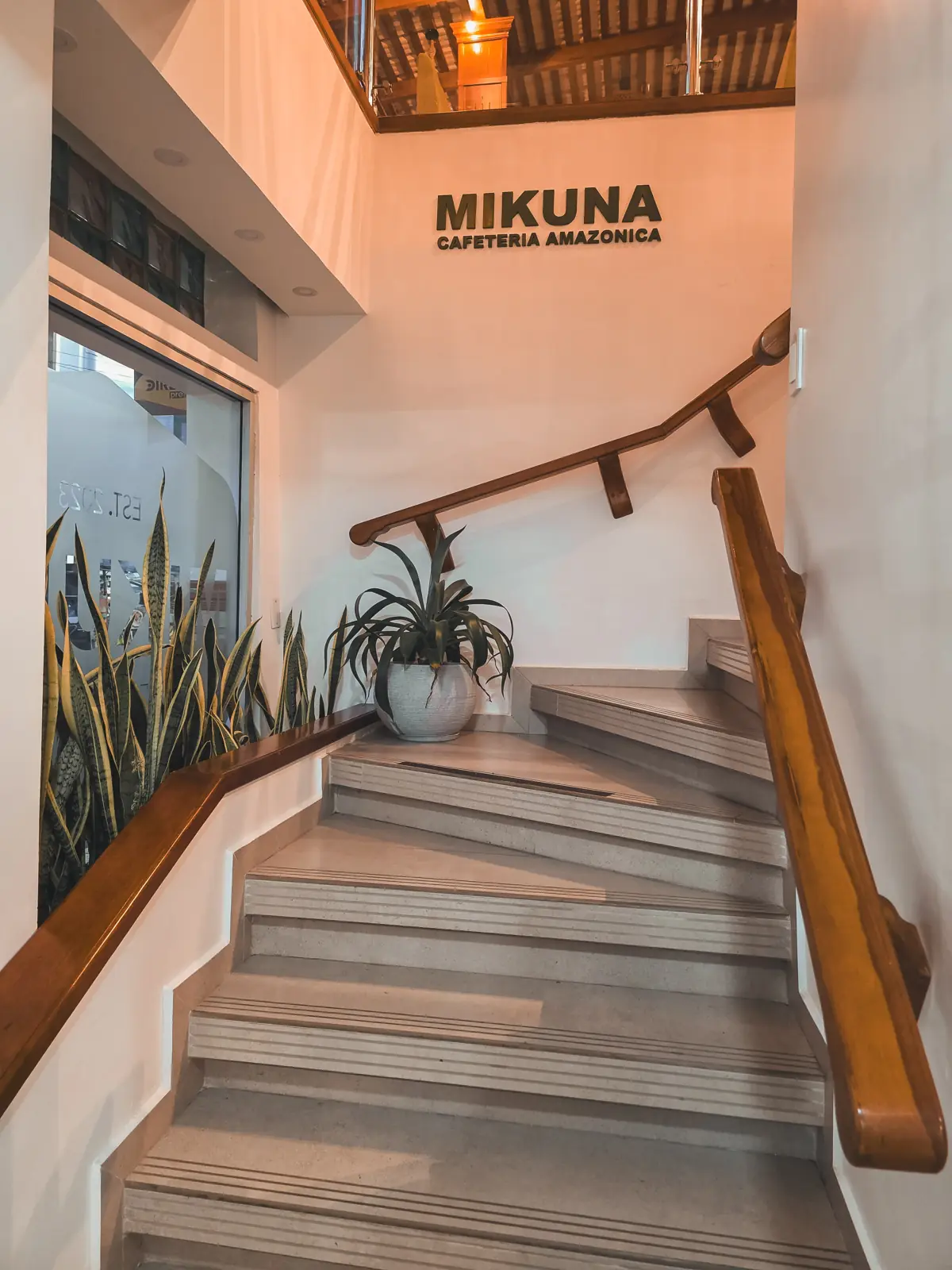 Entrada y escalera de Mikuna Cafetería Amazónica