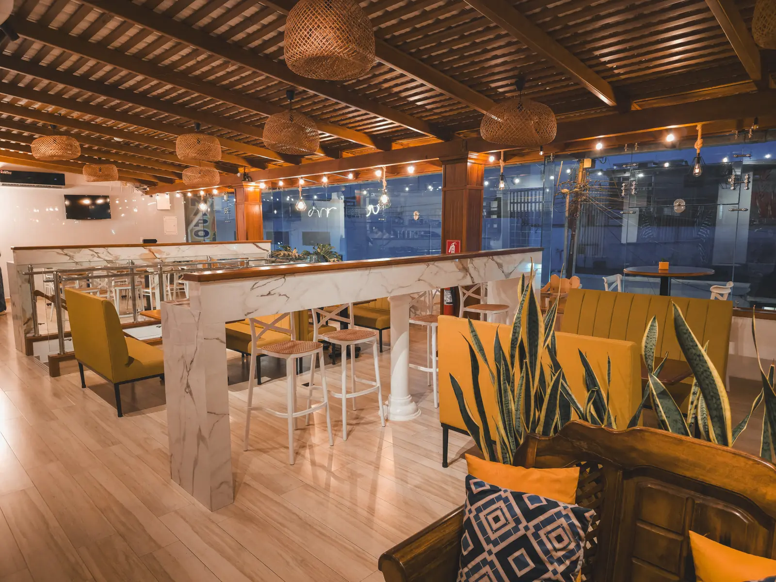 Terraza de Mikuna Cafetería Amazónica de noche