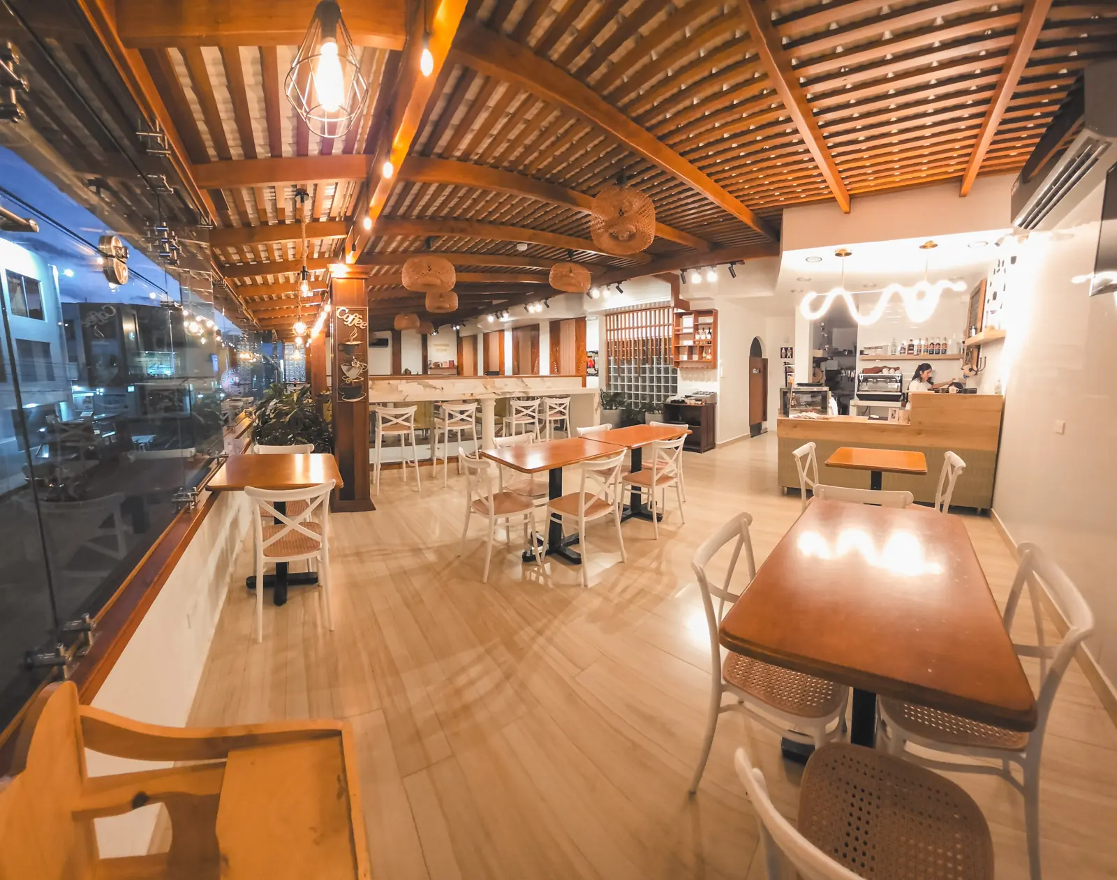 Salón de Mikuna con mesas de madera